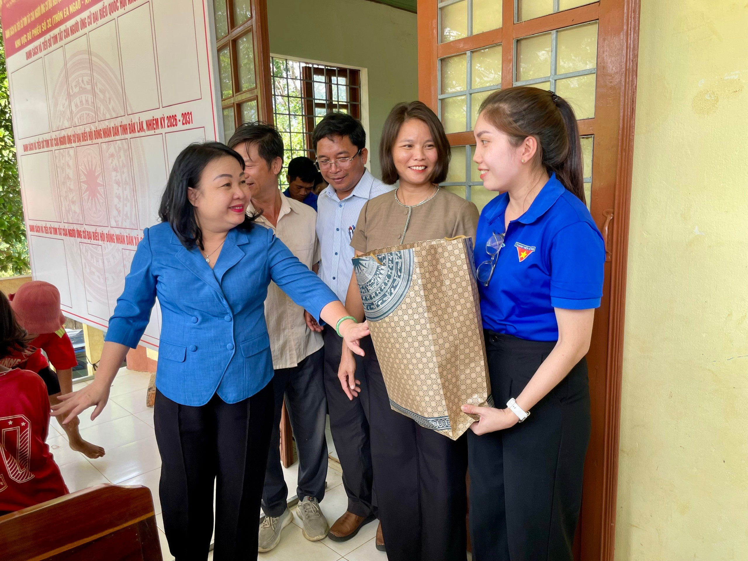 Đồng chí Cao Thị Hòa An thăm đội hình “Mùa hè số” xã Sông Hinh